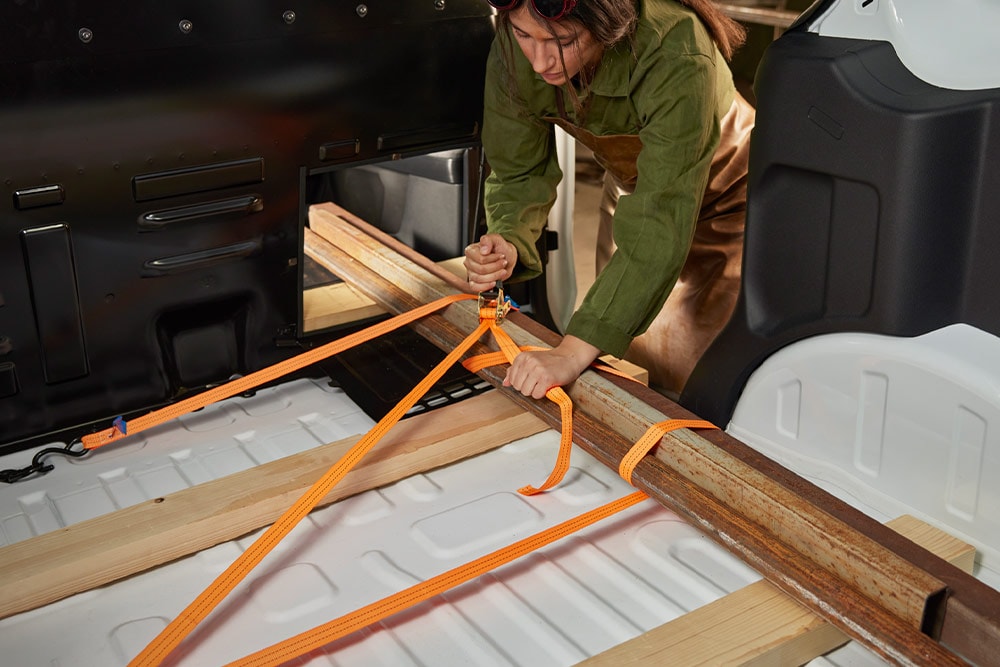 Ford Transit Courier er et skillevegg med gjennomlastingsluke