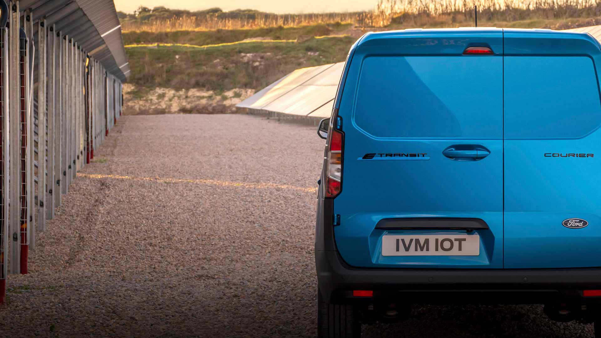 Ford E-Transit Courier Bakfra, Blå