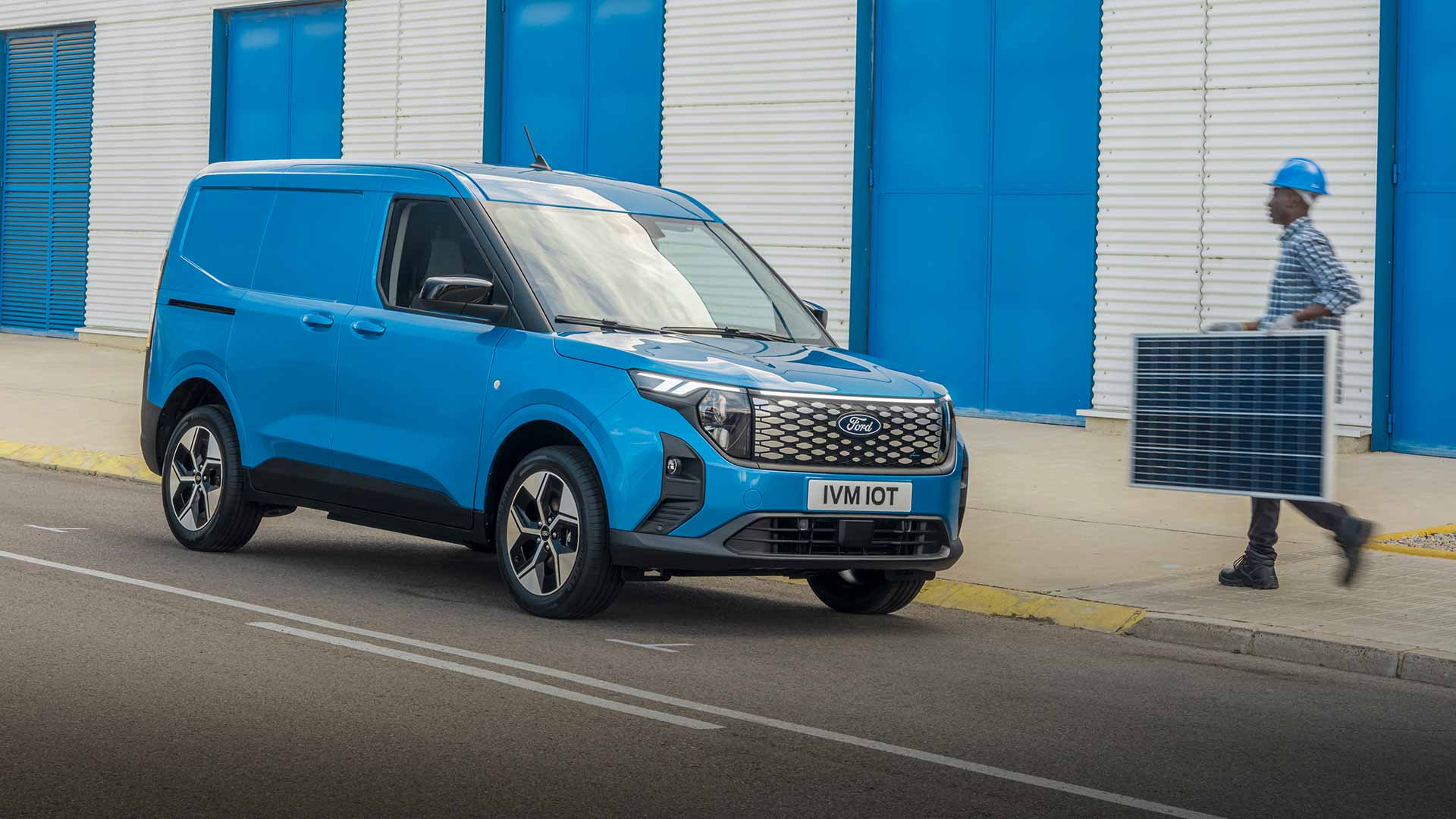 Ford E-Transit Courier Høyre Front 3/4 Visning, Blå