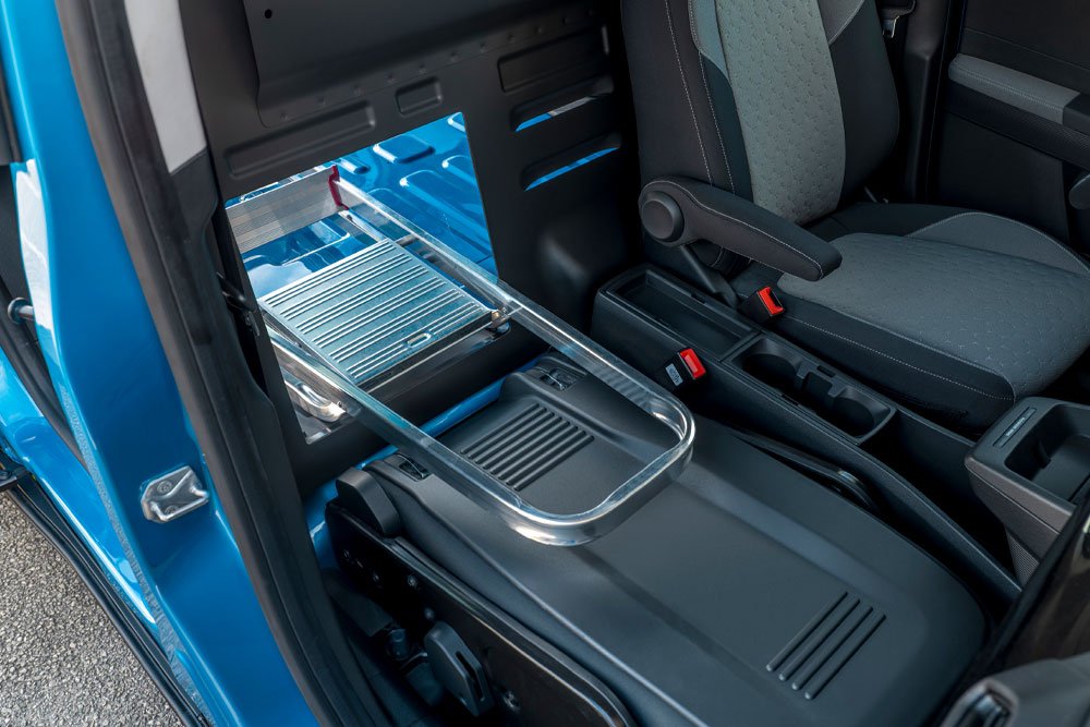 Ford E-Transit Courier Lasterom med gjennomlastingsluke