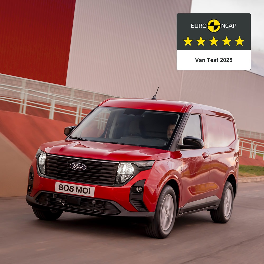 Ny rød Ford Transit Courier varebil kjører