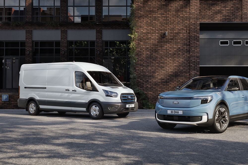To Ford-flåtekjøretøy: en hvit varebil og en lyseblå Ford Explorer.