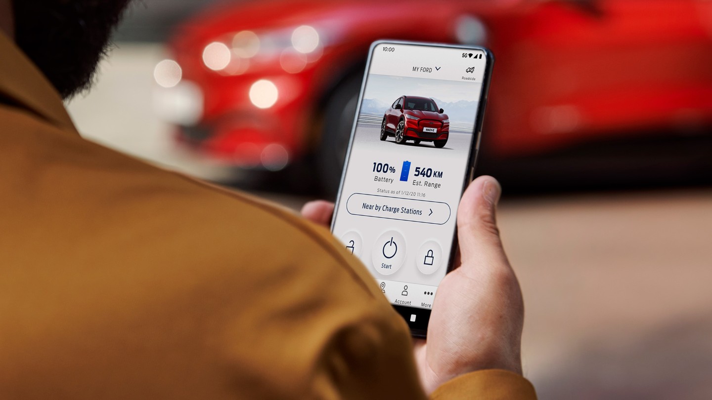 Person som ser på FordPass Appen Person som ser på FordPass Appen