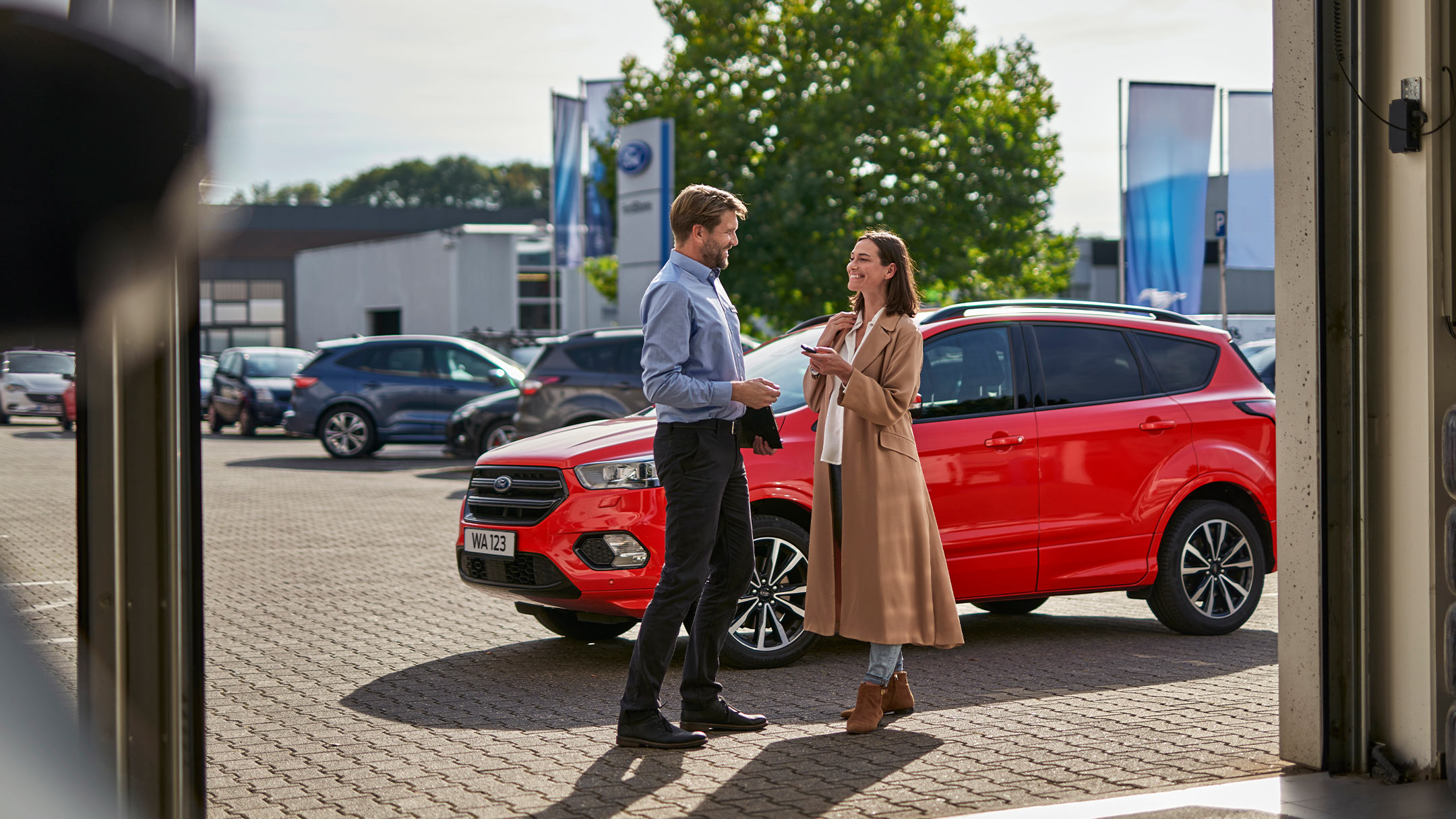 En person som snakker med en Ford-ekspert hos et autorisert Ford-verksted.