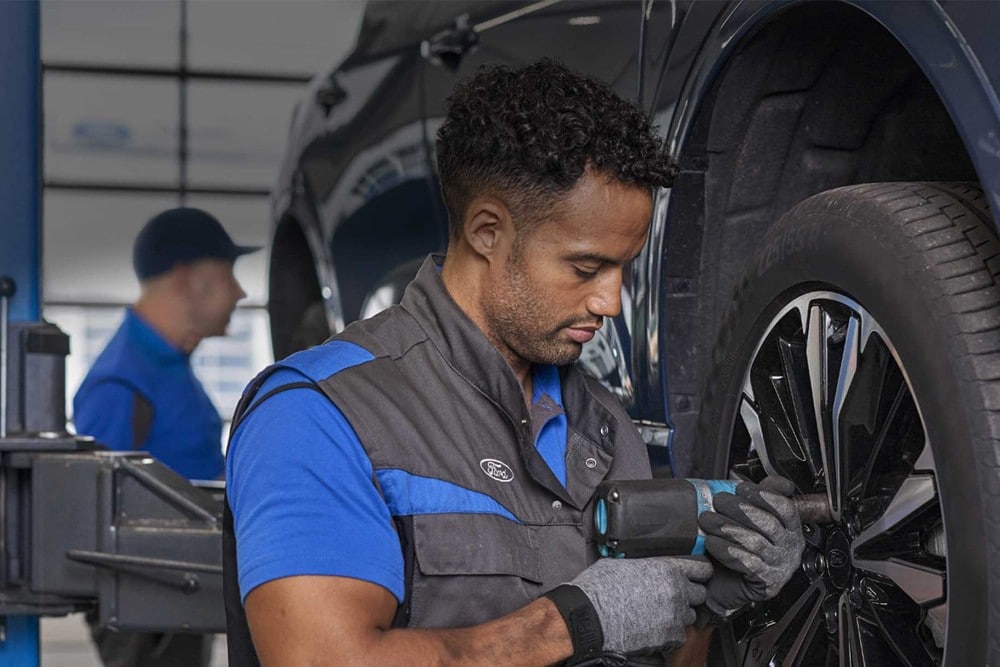 Ford servicetekniker, strammer hjulbolter