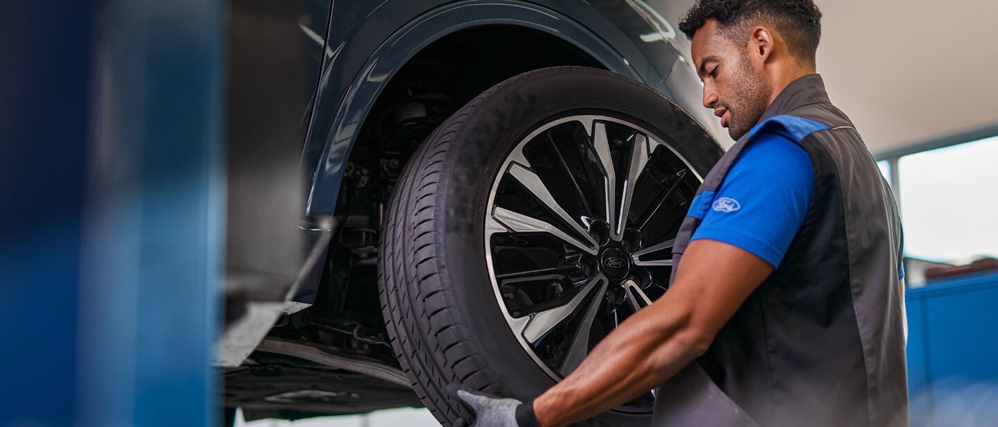 Man changing a tyre