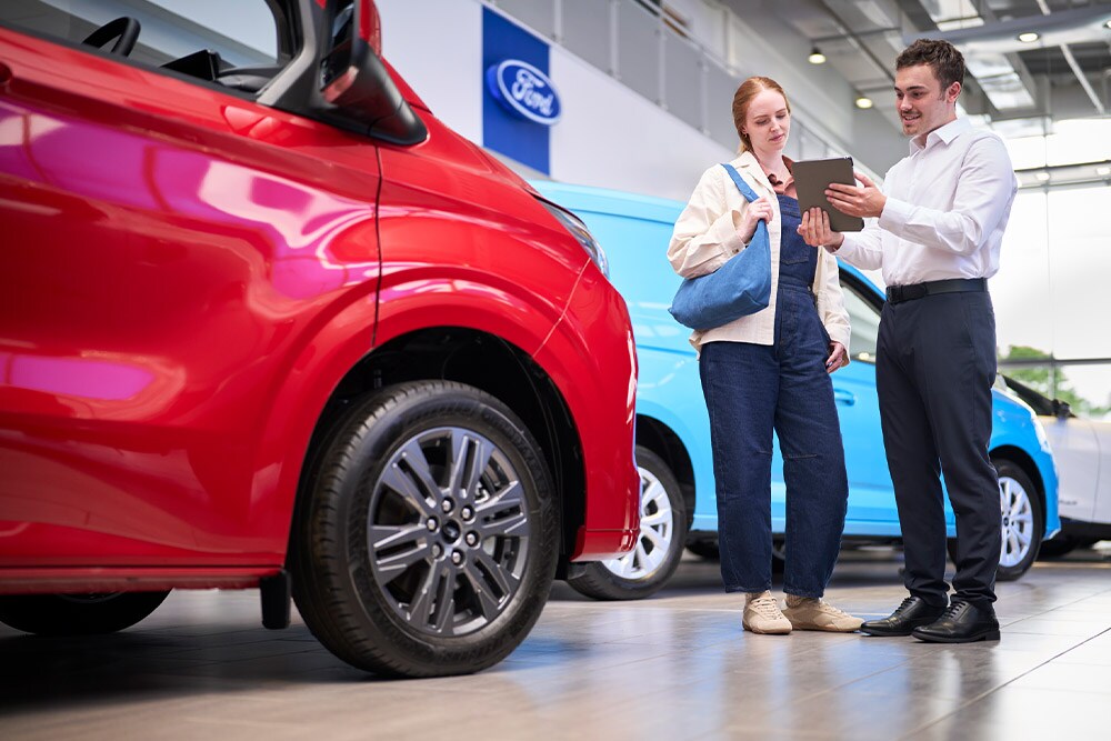 Ford varebil utenfor utstillingslokale