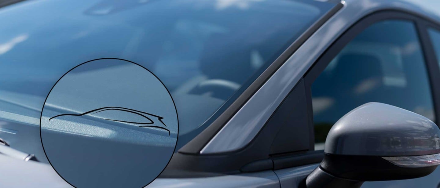 Nærbilde av frontrute og sidespeil på en Ford, som belyser at det er en Ford original frontrute. 