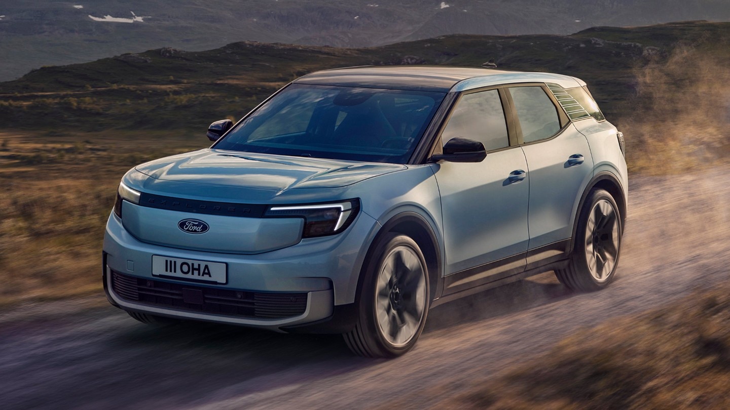 Trekvart forfra av en lyseblå Ford Explorer Electric på veien.